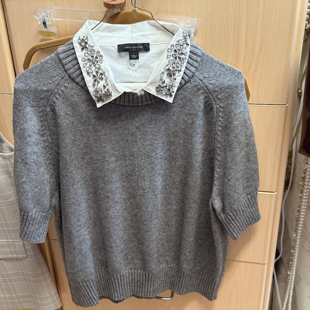 Ann Taylor - short sleeved sweater with embellished detachable collar - size L